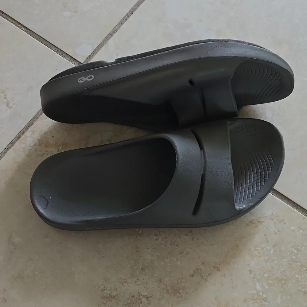 Oofos OOahh Slide Sandals Black Recovery Shoe Size 9 Mens/Womens 11